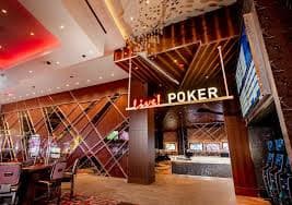 Pengguna membaca status VIP dengan teliti